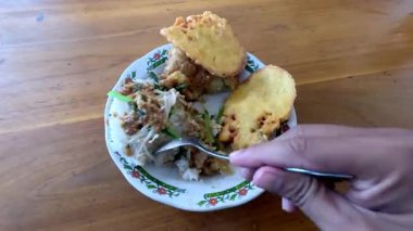 Sebze salatası ve fıstık soslu geleneksel bir Java pirinci olan Nasi Pecel, perkedel (kızarmış patates ezmesi) ve bakwan (kızarmış mısır ezmesi) gibi mezelerle servis edilir.)