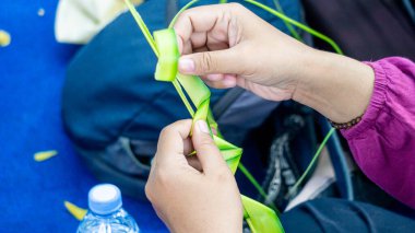 Hindistan cevizi yapraklarından (janur) örgü ve el işi yapmak. Geri dönüştürülmüş el sanatları.