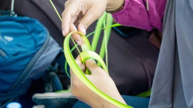 Hindistan cevizi yapraklarından (janur) örgü ve el işi yapmak. Geri dönüştürülmüş el sanatları.