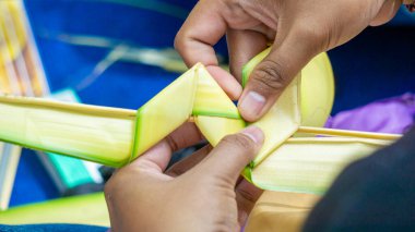 Hindistan cevizi yapraklarından (janur) örgü ve el işi yapmak. Geri dönüştürülmüş el sanatları.