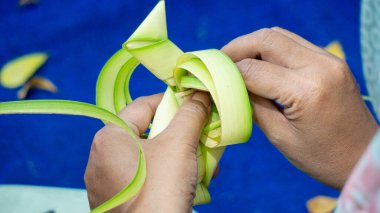 Hindistan cevizi yapraklarından (janur) örgü ve el işi yapmak. Geri dönüştürülmüş el sanatları.