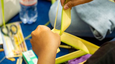 Hindistan cevizi yapraklarından (janur) örgü ve el işi yapmak. Geri dönüştürülmüş el sanatları.