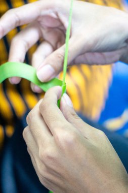 Hindistan cevizi yapraklarından (janur) örgü ve el işi yapmak. Geri dönüştürülmüş el sanatları.