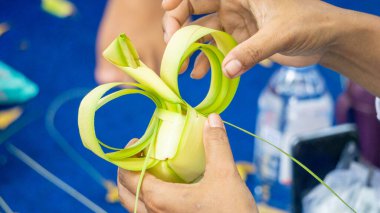 Hindistan cevizi yapraklarından (janur) örgü ve el işi yapmak. Geri dönüştürülmüş el sanatları.