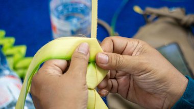 Hindistan cevizi yapraklarından (janur) örgü ve el işi yapmak. Geri dönüştürülmüş el sanatları.