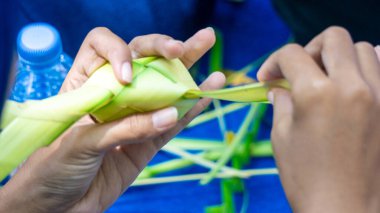 Hindistan cevizi yapraklarından (janur) örgü ve el işi yapmak. Geri dönüştürülmüş el sanatları.