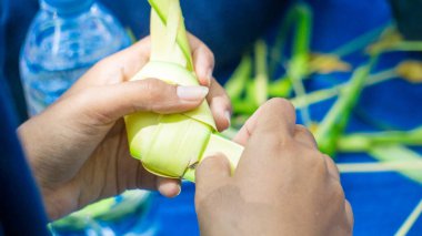 Hindistan cevizi yapraklarından (janur) örgü ve el işi yapmak. Geri dönüştürülmüş el sanatları.