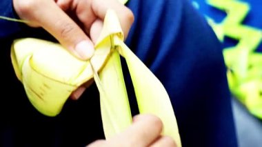 Hindistan cevizi yapraklarından (janur) örgü ve el işi yapmak. Geri dönüştürülmüş el sanatları.