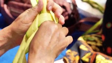 Hindistan cevizi yapraklarından (janur) örgü ve el işi yapmak. Geri dönüştürülmüş el sanatları.