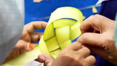 Hindistan cevizi yapraklarından (janur) örgü ve el işi yapmak. Geri dönüştürülmüş el sanatları.