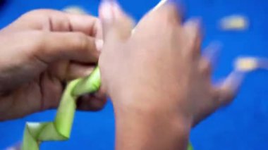 Hindistan cevizi yapraklarından (janur) örgü ve el işi yapmak. Geri dönüştürülmüş el sanatları.