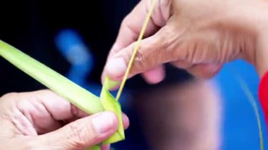 Hindistan cevizi yapraklarından (janur) örgü ve el işi yapmak. Geri dönüştürülmüş el sanatları.