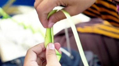 Hindistan cevizi yapraklarından (janur) örgü ve el işi yapmak. Geri dönüştürülmüş el sanatları.