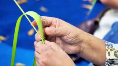 Hindistan cevizi yapraklarından (janur) örgü ve el işi yapmak. Geri dönüştürülmüş el sanatları.