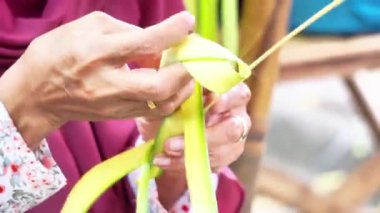 Hindistan cevizi yapraklarından (janur) örgü ve el işi yapmak. Geri dönüştürülmüş el sanatları.