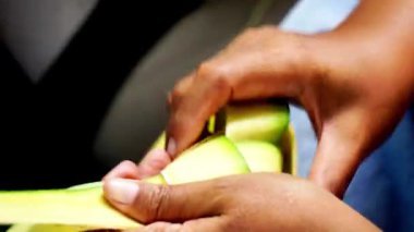 Hindistan cevizi yapraklarından (janur) örgü ve el işi yapmak. Geri dönüştürülmüş el sanatları.