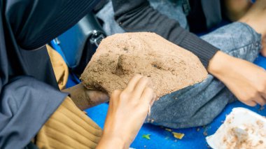 Kağıt, ahşap yapıştırıcı ve talaş maskeleri. Çevre dostu ve kullanışlı geri dönüşüm araçları.