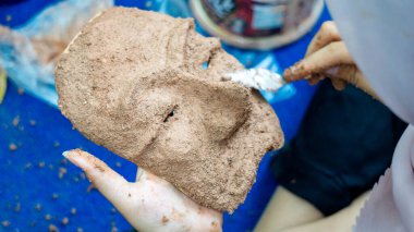 Kağıt, ahşap yapıştırıcı ve talaş maskeleri. Çevre dostu ve kullanışlı geri dönüşüm araçları.