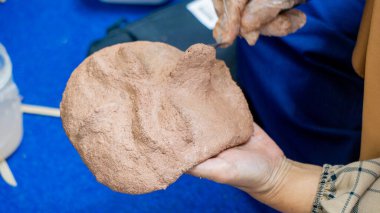 Kağıt, ahşap yapıştırıcı ve talaş maskeleri. Çevre dostu ve kullanışlı geri dönüşüm araçları.