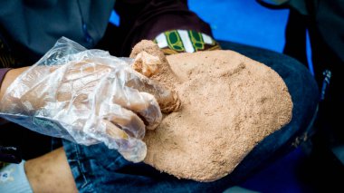 Kağıt, ahşap yapıştırıcı ve talaş maskeleri. Çevre dostu ve kullanışlı geri dönüşüm araçları.