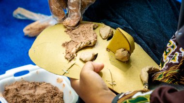 Kağıt, ahşap yapıştırıcı ve talaş maskeleri. Çevre dostu ve kullanışlı geri dönüşüm araçları.