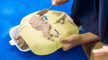 Kağıt, ahşap yapıştırıcı ve talaş maskeleri. Çevre dostu ve kullanışlı geri dönüşüm araçları.