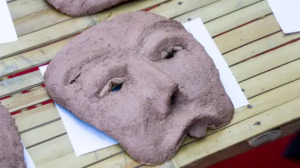 Kağıt, ahşap yapıştırıcı ve talaş maskeleri. Çevre dostu ve kullanışlı geri dönüşüm araçları.