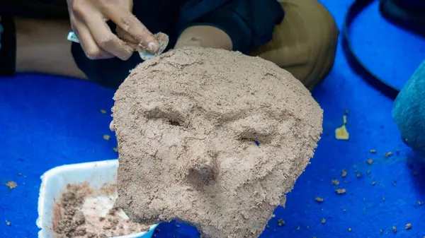 Kağıt, ahşap yapıştırıcı ve talaş maskeleri. Çevre dostu ve kullanışlı geri dönüşüm araçları.