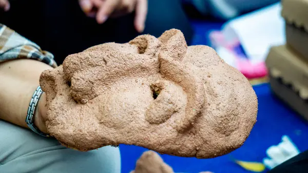 Kağıt, ahşap yapıştırıcı ve talaş maskeleri. Çevre dostu ve kullanışlı geri dönüşüm araçları.