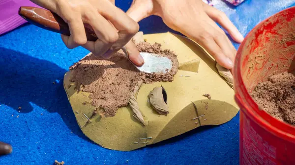 Kağıt, ahşap yapıştırıcı ve talaş maskeleri. Çevre dostu ve kullanışlı geri dönüşüm araçları.