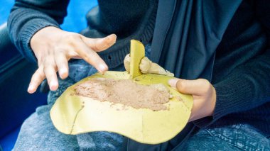 Kağıt, ahşap yapıştırıcı ve talaş maskeleri. Çevre dostu ve kullanışlı geri dönüşüm araçları.