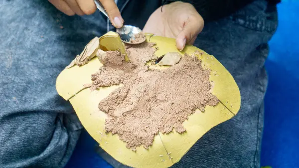 Kağıt, ahşap yapıştırıcı ve talaş maskeleri. Çevre dostu ve kullanışlı geri dönüşüm araçları.