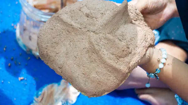 Kağıt, ahşap yapıştırıcı ve talaş maskeleri. Çevre dostu ve kullanışlı geri dönüşüm araçları.