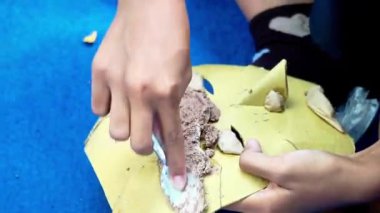 Kağıt, ahşap yapıştırıcı ve talaş maskeleri. Çevre dostu ve kullanışlı geri dönüşüm araçları.