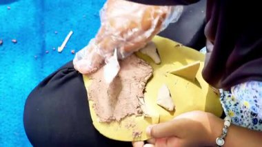 Kağıt, ahşap yapıştırıcı ve talaş maskeleri. Çevre dostu ve kullanışlı geri dönüşüm araçları.