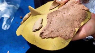 Kağıt, ahşap yapıştırıcı ve talaş maskeleri. Çevre dostu ve kullanışlı geri dönüşüm araçları.
