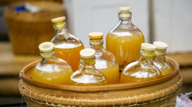 Jamu (Endonezya bitkisel içeceği) şişede. Jamu 'nun tadı güzel..