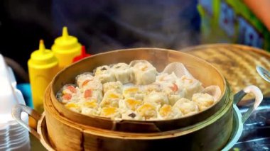 Bambu buharlı buharlı dondurmanın manzarası. Pazarda müşterilerine hizmet eden satıcı..