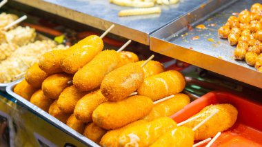 Hottang sosisli kentang 'ın kısaltmasıdır (kentang patates anlamına gelir). Kore 'nin en popüler atıştırmalıklarından biri..