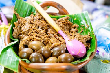 Gudeg Endonezya 'da yumurtalar, tofu, inek derisi veya tavukla servis edilen, genç bir meyveden yapılan tipik bir Jogja yemeğidir..
