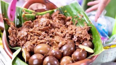 Gudeg Endonezya 'da yumurtalar, tofu, inek derisi veya tavukla servis edilen, genç bir meyveden yapılan tipik bir Jogja yemeğidir..