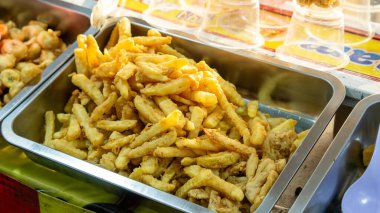 Masadaki alüminyum tavada patates kızartması..