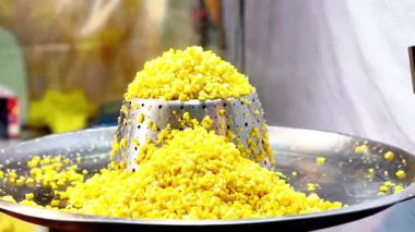 Jagung keju tarik (peynirli mısır). Peynirle karıştırılmış buharlı mısır. Endonezya modern sokak yemekleri.