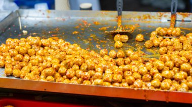 Düz tavada baharatlı köfte. Endonezya sokak yemekleri