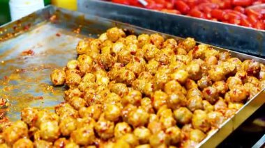 Düz tavada baharatlı köfte. Endonezya sokak yemekleri