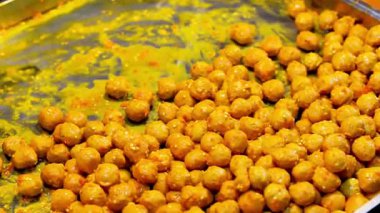 Düz tavada baharatlı köfte. Endonezya sokak yemekleri