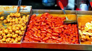 Tteokbokki, baharatlı ve tatlı gochujang baharatında pişirilmiş Kore pirinç unu. Sokak Kore yemekleri.