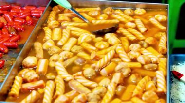 Tteokbokki, baharatlı ve tatlı gochujang baharatında pişirilmiş Kore pirinç unu. Sokak Kore yemekleri.