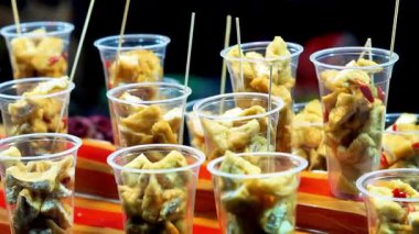Plastik bardakta Tahu Gejrot. Tahu Gejrot, Endonezya 'nın baharatlı tatlı soslu soya peyniri.