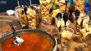 Plastik bardakta Tahu Gejrot. Tahu Gejrot, Endonezya 'nın baharatlı tatlı soslu soya peyniri.